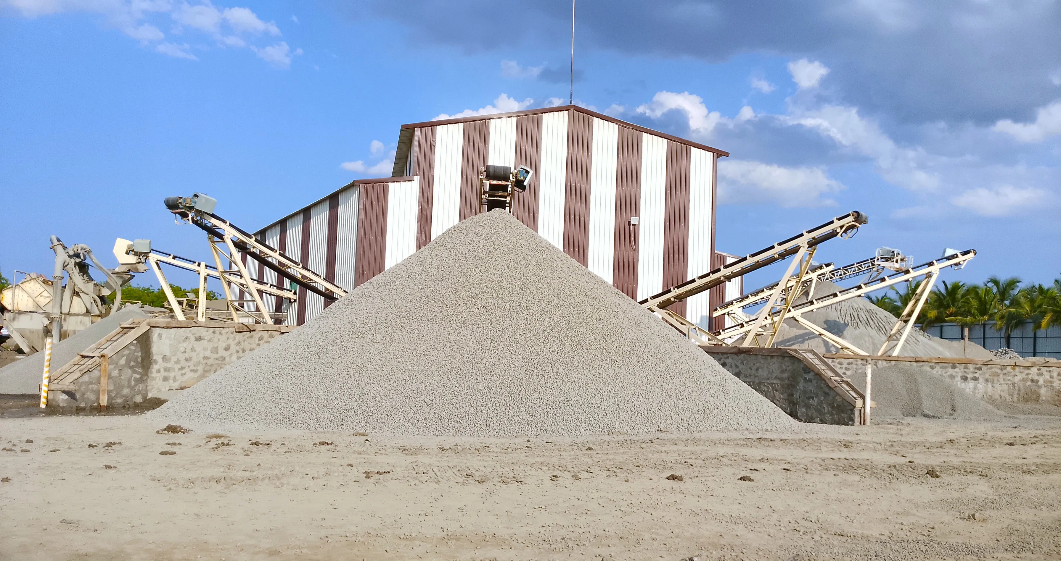 20mm standard Crusher Jally aggregate pile with conveyor discharge at Tirupati Balaji Blue Metals LLP, Virudhunagar